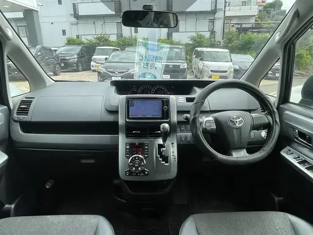 トヨタ ヴォクシー ZS 煌Z 千葉県 2013(平25)年 8.6万km ブラック (株)IDOMが運営する【じしゃロン八千代店】の自社ローン対象車両になります。こちらは現金またはオートローンご利用時の価格です。自社ローンご希望の方は別途その旨お申付け下さい/純正ナビ（CD・DVD・BT接続可）/フルセグテレビ/ETC/フリップダウンモニター/両側パワースライドドア/HID
