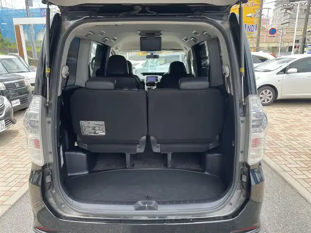 トヨタ ヴォクシー ZS 煌Z 千葉県 2013(平25)年 8.6万km ブラック (株)IDOMが運営する【じしゃロン八千代店】の自社ローン対象車両になります。こちらは現金またはオートローンご利用時の価格です。自社ローンご希望の方は別途その旨お申付け下さい/純正ナビ（CD・DVD・BT接続可）/フルセグテレビ/ETC/フリップダウンモニター/両側パワースライドドア/HID