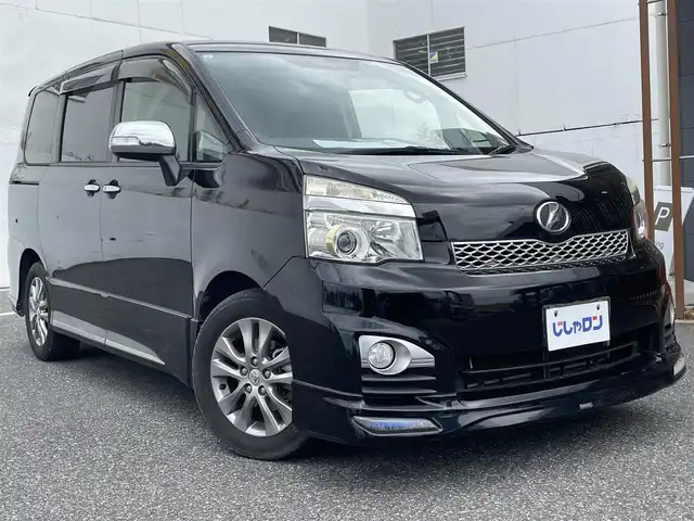 トヨタ ヴォクシー ZS 煌Z 千葉県 2013(平25)年 8.6万km ブラック (株)IDOMが運営する【じしゃロン八千代店】の自社ローン対象車両になります。こちらは現金またはオートローンご利用時の価格です。自社ローンご希望の方は別途その旨お申付け下さい/純正ナビ（CD・DVD・BT接続可）/フルセグテレビ/ETC/フリップダウンモニター/両側パワースライドドア/HID
