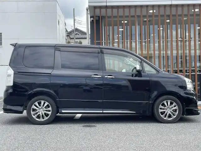 トヨタ ヴォクシー ZS 煌Z 千葉県 2013(平25)年 8.6万km ブラック (株)IDOMが運営する【じしゃロン八千代店】の自社ローン対象車両になります。こちらは現金またはオートローンご利用時の価格です。自社ローンご希望の方は別途その旨お申付け下さい/純正ナビ（CD・DVD・BT接続可）/フルセグテレビ/ETC/フリップダウンモニター/両側パワースライドドア/HID