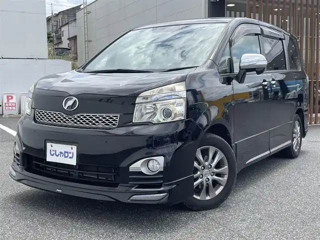 トヨタ ヴォクシー ZS 煌Z 千葉県 2013(平25)年 8.6万km ブラック (株)IDOMが運営する【じしゃロン八千代店】の自社ローン対象車両になります。こちらは現金またはオートローンご利用時の価格です。自社ローンご希望の方は別途その旨お申付け下さい/純正ナビ（CD・DVD・BT接続可）/フルセグテレビ/ETC/フリップダウンモニター/両側パワースライドドア/HID