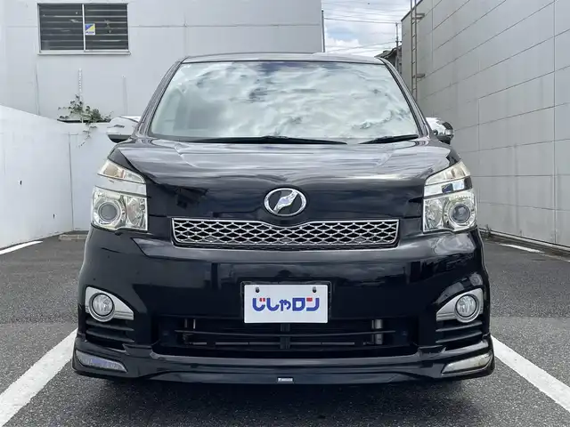 トヨタ ヴォクシー ZS 煌Z 千葉県 2013(平25)年 8.6万km ブラック (株)IDOMが運営する【じしゃロン八千代店】の自社ローン対象車両になります。こちらは現金またはオートローンご利用時の価格です。自社ローンご希望の方は別途その旨お申付け下さい/純正ナビ（CD・DVD・BT接続可）/フルセグテレビ/ETC/フリップダウンモニター/両側パワースライドドア/HID