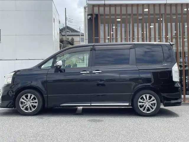 トヨタ ヴォクシー ZS 煌Z 千葉県 2013(平25)年 8.6万km ブラック (株)IDOMが運営する【じしゃロン八千代店】の自社ローン対象車両になります。こちらは現金またはオートローンご利用時の価格です。自社ローンご希望の方は別途その旨お申付け下さい/純正ナビ（CD・DVD・BT接続可）/フルセグテレビ/ETC/フリップダウンモニター/両側パワースライドドア/HID