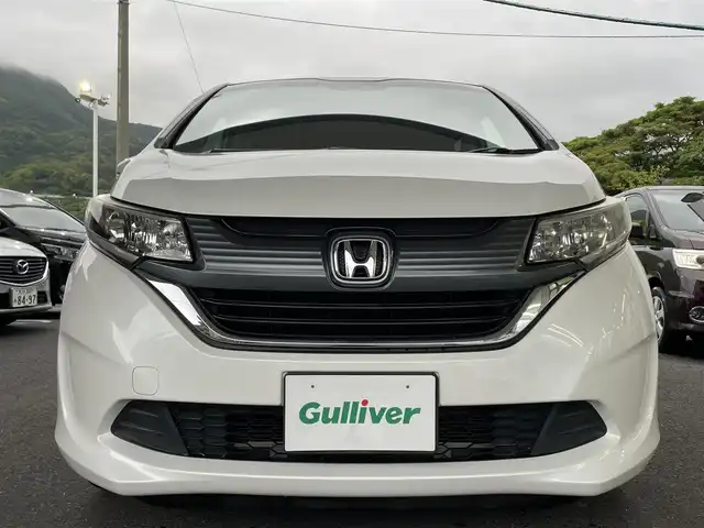 ホンダ フリード G 長崎県 2018(平30)年 6.4万km ホワイトオーキッドパール ワンオーナー/純正ナビ（フルセグ/CD/DVD/AM/FM/」BTオーディオ）/プッシュスタート/ステアリングリモコン/両側パワスラ/バックカメラ/電格ミラー/ドアバイザー/純正フロアマット/ビルトインETC/木目調インパネ/SRSエアバッグ/ビークルスタビリティアシスト/車線維持支援システム