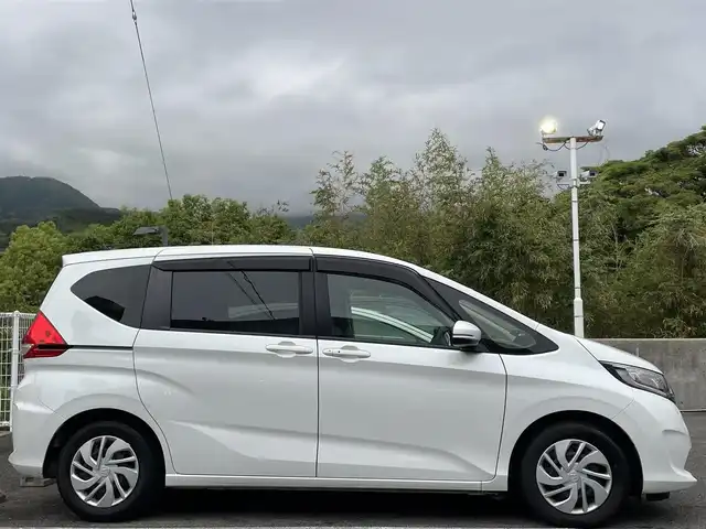 ホンダ フリード G 長崎県 2018(平30)年 6.4万km ホワイトオーキッドパール ワンオーナー/純正ナビ（フルセグ/CD/DVD/AM/FM/」BTオーディオ）/プッシュスタート/ステアリングリモコン/両側パワスラ/バックカメラ/電格ミラー/ドアバイザー/純正フロアマット/ビルトインETC/木目調インパネ/SRSエアバッグ/ビークルスタビリティアシスト/車線維持支援システム