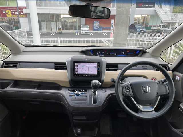 ホンダ フリード G 長崎県 2018(平30)年 6.4万km ホワイトオーキッドパール ワンオーナー/純正ナビ（フルセグ/CD/DVD/AM/FM/」BTオーディオ）/プッシュスタート/ステアリングリモコン/両側パワスラ/バックカメラ/電格ミラー/ドアバイザー/純正フロアマット/ビルトインETC/木目調インパネ/SRSエアバッグ/ビークルスタビリティアシスト/車線維持支援システム