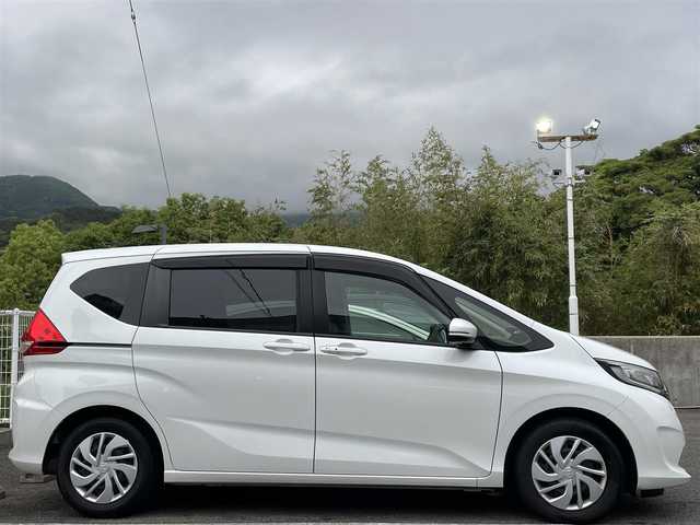 ホンダ フリード G 愛知県 2018(平30)年 6.4万km ホワイトオーキッドパール ワンオーナー/純正ナビ（フルセグ/CD/DVD/AM/FM/」BTオーディオ）/プッシュスタート/ステアリングリモコン/両側パワスラ/バックカメラ/電格ミラー/ドアバイザー/純正フロアマット/ビルトインETC/木目調インパネ/SRSエアバッグ/ビークルスタビリティアシスト/車線維持支援システム
