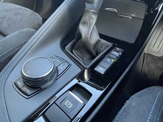 ＢＭＷ Ｘ１ xDrive 20i Mスポーツ 高知県 2017(平29)年 2.3万km サファイアブラックP ワンオーナー/コンフォートパッケージ/　・パワーバックドア/　・リアシートスライディング/バックレストリリース機能/４ＷＤ/純正HDDナビ　/　【ＡＭ／ＦＭ/BT】/バックカメラ/ミラー一体型ETC/アイドリングストップ/プッシュスタート