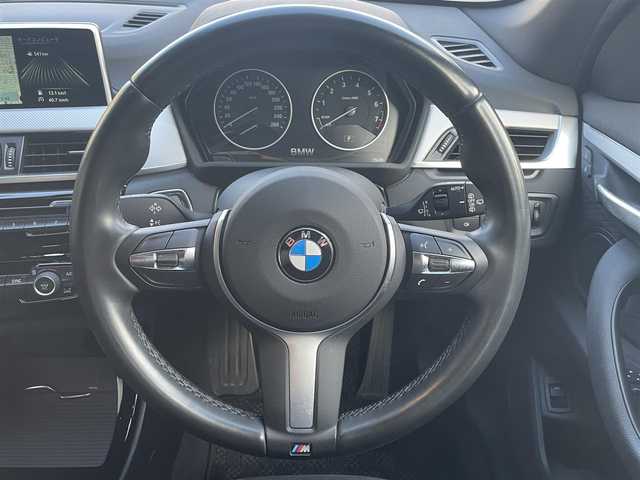 ＢＭＷ Ｘ１ xDrive 20i Mスポーツ 高知県 2017(平29)年 2.3万km サファイアブラックP ワンオーナー/コンフォートパッケージ/　・パワーバックドア/　・リアシートスライディング/バックレストリリース機能/４ＷＤ/純正HDDナビ　/　【ＡＭ／ＦＭ/BT】/バックカメラ/ミラー一体型ETC/アイドリングストップ/プッシュスタート