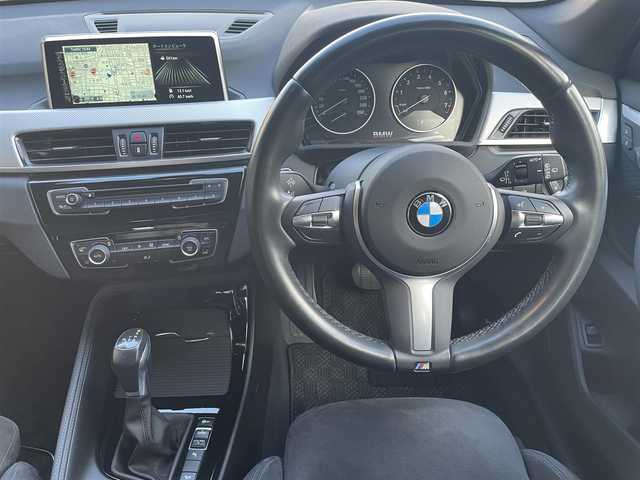 ＢＭＷ Ｘ１ xDrive 20i Mスポーツ 高知県 2017(平29)年 2.3万km サファイアブラックP ワンオーナー/コンフォートパッケージ/　・パワーバックドア/　・リアシートスライディング/バックレストリリース機能/４ＷＤ/純正HDDナビ　/　【ＡＭ／ＦＭ/BT】/バックカメラ/ミラー一体型ETC/アイドリングストップ/プッシュスタート