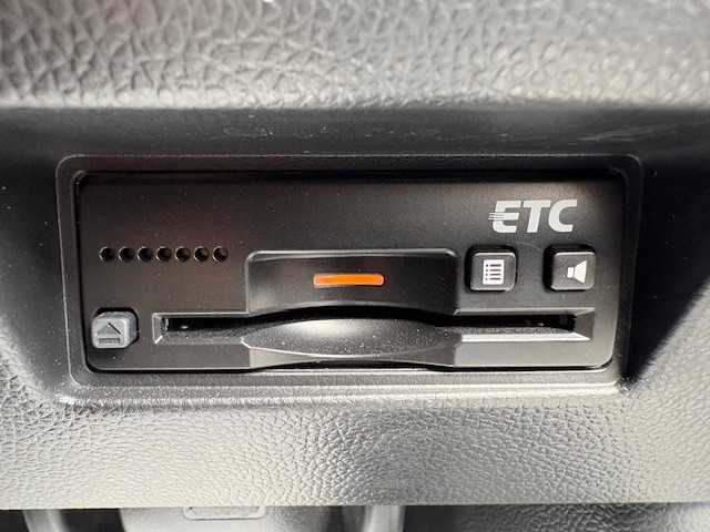 スズキ スイフト スポーツ セーフティPKG 大阪府 2018(平30)年 3.2万km プレミアムシルバーメタリック 純正ナビ/フルセグ/BT/CD/DVD/全方位カメラ/衝突軽減ブレーキ/車線逸脱警報/レーダークルーズコントロール/シートヒーターD席/ドライブレコーダー/ビルトインETC/LEDヘッドライト/純正アルミホイール/パドルシフト/スマートキー×2