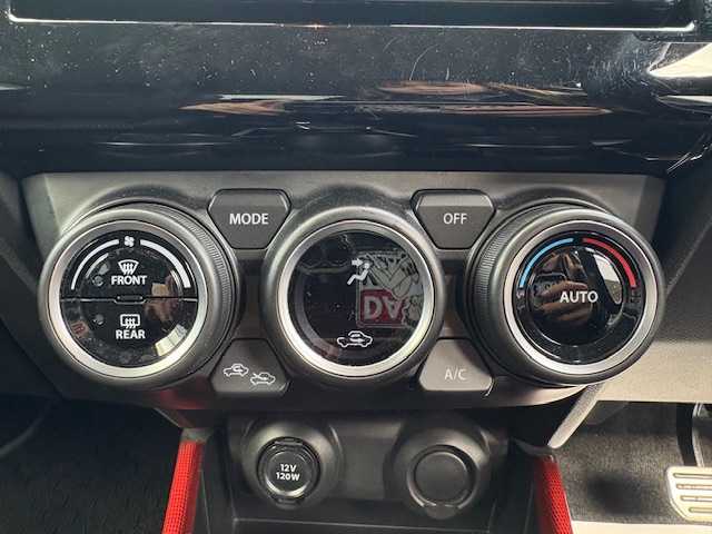 スズキ スイフト スポーツ セーフティPKG 大阪府 2018(平30)年 3.2万km プレミアムシルバーメタリック 純正ナビ/フルセグ/BT/CD/DVD/全方位カメラ/衝突軽減ブレーキ/車線逸脱警報/レーダークルーズコントロール/シートヒーターD席/ドライブレコーダー/ビルトインETC/LEDヘッドライト/純正アルミホイール/パドルシフト/スマートキー×2