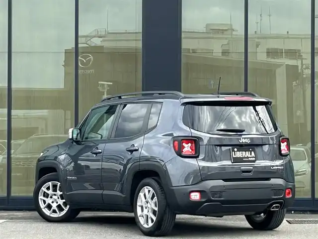 クライスラー・ジープ ジープ レネゲード 石川県 2022(令4)年 1.4万km グレー 黒革シート/シートヒーター/ステアリングヒーター/衝突軽減ブレーキ/アダプティブクルーズコントロール/ブラインドスポットモニター/純正ナビ/ＡｐｐｌｅＣａｒＰｌａｙ/バックカメラ/クリアランスソナー