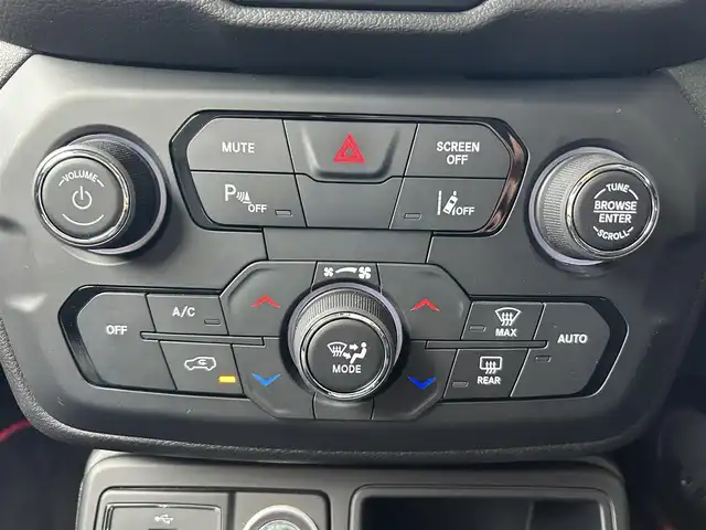 クライスラー・ジープ ジープ レネゲード 石川県 2022(令4)年 1.4万km グレー 黒革シート/シートヒーター/ステアリングヒーター/衝突軽減ブレーキ/アダプティブクルーズコントロール/ブラインドスポットモニター/純正ナビ/ＡｐｐｌｅＣａｒＰｌａｙ/バックカメラ/クリアランスソナー