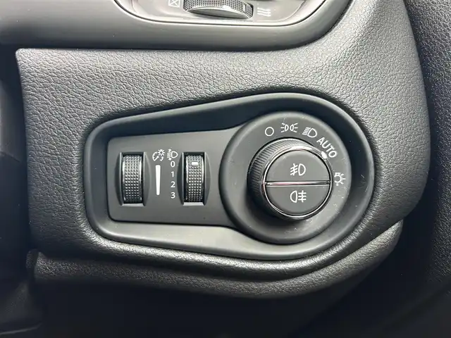 クライスラー・ジープ ジープ レネゲード 石川県 2022(令4)年 1.4万km グレー 黒革シート/シートヒーター/ステアリングヒーター/衝突軽減ブレーキ/アダプティブクルーズコントロール/ブラインドスポットモニター/純正ナビ/ＡｐｐｌｅＣａｒＰｌａｙ/バックカメラ/クリアランスソナー