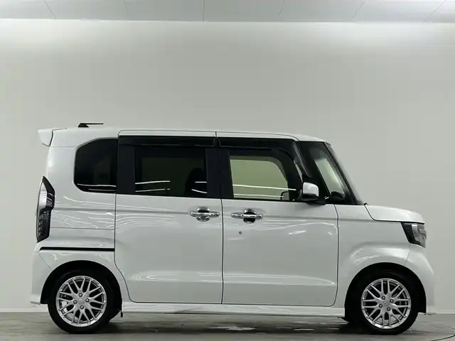 ホンダ Ｎ ＢＯＸ カスタム L ターボ 埼玉県 2021(令3)年 1.8万km プラチナホワイトパール 純正８インチプレミアムインターナビ　ＡｐｐｌｅＣａｒＰｌａｙ　ＣＤ　ＤＶＤ　Ｂｌｕｅｔｏｏｔｈ　両側パワースライドドア　ハーフレザー　オートクルーズコントロール　ホンダセンシング