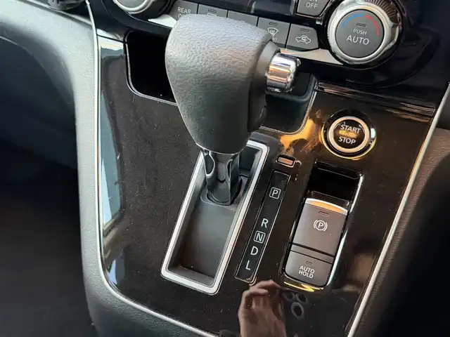 日産 セレナ ハイウェイスター V 兵庫県 2020(令2)年 6.3万km ブリリアントホワイトパール 純正ナビ/（CD/ラジオ/BT/フルセグ）/デジタルインナーミラー/全方位モニター/ETC/プロパイロット/ブラインドスポットモニター/衝突防止システム/車線逸脱抑制/オートライト/オートハイビーム/フォグランプ/アイドリングストップ/両側パワースライドドア/ドアバイザー/スタッドレスタイヤ4本車載