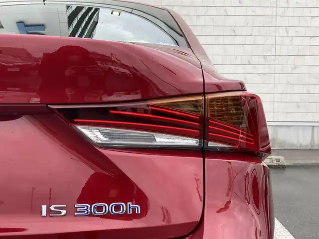 レクサス ＩＳ 300h バージョンL 静岡県 2018(平30)年 6.4万km レッドマイカクリスタルシャイン Toyota Safety Sense/純正メーカーナビ/　AM FM CD DVD Bluetooth USB SDREC/フルセグTV/ビルトインETC2.0/バックモニター/三眼LEDオートヘッドランプ/レーダークルーズコントロール/シートヒーター＆シートベンチレーション(前席)/前後方クリアランスソナー/純正17インチアルミホイール/スマートキー2本/パドルシフト/ムーンルーフ/前方ドライブレコーダー/ベージュレザーシート/パワーシート(前席)