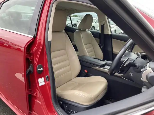 レクサス ＩＳ 300h バージョンL 静岡県 2018(平30)年 6.4万km レッドマイカクリスタルシャイン Toyota Safety Sense/純正メーカーナビ/　AM FM CD DVD Bluetooth USB SDREC/フルセグTV/ビルトインETC2.0/バックモニター/三眼LEDオートヘッドランプ/レーダークルーズコントロール/シートヒーター＆シートベンチレーション(前席)/前後方クリアランスソナー/純正17インチアルミホイール/スマートキー2本/パドルシフト/ムーンルーフ/前方ドライブレコーダー/ベージュレザーシート/パワーシート(前席)