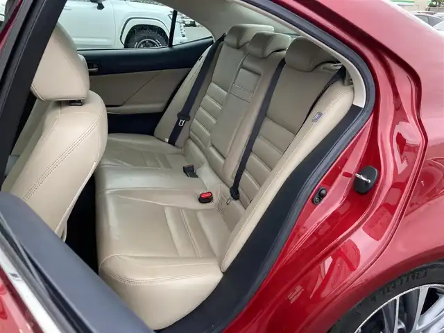 レクサス ＩＳ 300h バージョンL 静岡県 2018(平30)年 6.4万km レッドマイカクリスタルシャイン Toyota Safety Sense/純正メーカーナビ/　AM FM CD DVD Bluetooth USB SDREC/フルセグTV/ビルトインETC2.0/バックモニター/三眼LEDオートヘッドランプ/レーダークルーズコントロール/シートヒーター＆シートベンチレーション(前席)/前後方クリアランスソナー/純正17インチアルミホイール/スマートキー2本/パドルシフト/ムーンルーフ/前方ドライブレコーダー/ベージュレザーシート/パワーシート(前席)