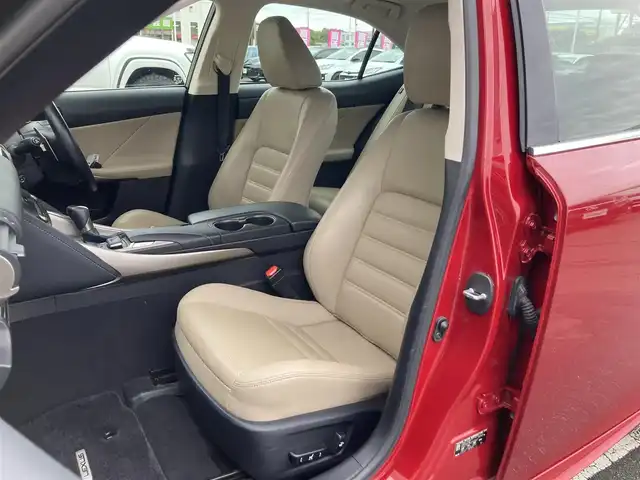 レクサス ＩＳ 300h バージョンL 静岡県 2018(平30)年 6.4万km レッドマイカクリスタルシャイン Toyota Safety Sense/純正メーカーナビ/　AM FM CD DVD Bluetooth USB SDREC/フルセグTV/ビルトインETC2.0/バックモニター/三眼LEDオートヘッドランプ/レーダークルーズコントロール/シートヒーター＆シートベンチレーション(前席)/前後方クリアランスソナー/純正17インチアルミホイール/スマートキー2本/パドルシフト/ムーンルーフ/前方ドライブレコーダー/ベージュレザーシート/パワーシート(前席)
