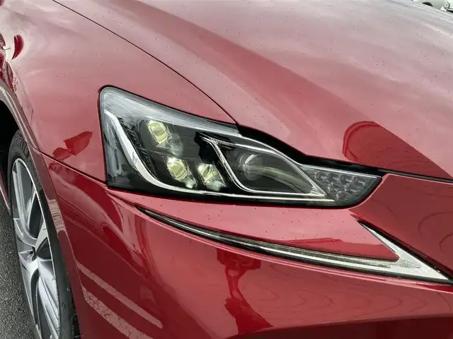 レクサス ＩＳ 300h バージョンL 静岡県 2018(平30)年 6.4万km レッドマイカクリスタルシャイン Toyota Safety Sense/純正メーカーナビ/　AM FM CD DVD Bluetooth USB SDREC/フルセグTV/ビルトインETC2.0/バックモニター/三眼LEDオートヘッドランプ/レーダークルーズコントロール/シートヒーター＆シートベンチレーション(前席)/前後方クリアランスソナー/純正17インチアルミホイール/スマートキー2本/パドルシフト/ムーンルーフ/前方ドライブレコーダー/ベージュレザーシート/パワーシート(前席)