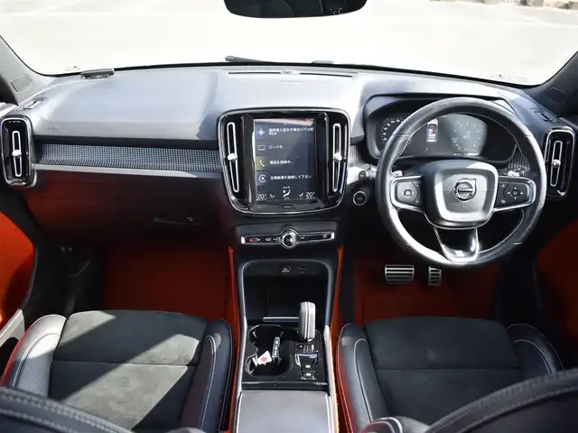 ボルボ ＸＣ４０ T5 AWD Rデザイン 福岡県 2019(平31)年 8.3万km パール 　ボルボXC40　T5 AWD Rデザイン　/純正ナビ/　　フルセグTV/B・T/全方位モニター/パノラマガラスサンルーフ/ハーマンカードンプレミアムサウンドシステム/　　（13スピーカー）/パドルシフト/アダプティブクルーズコントロール/ブラインドスポットモニター/パワーバックドア/パークアシストパイロット/ファインナッパ革/ヌバック　コンビシート/パワーシート/全席シートヒーター/ステアリングヒーター/OP　オレンジ内装/ワイヤレス充電/純正前後ドライブレコーダー/純正19インチアルミホイール/ETC/保証書あり/取扱説明書あり