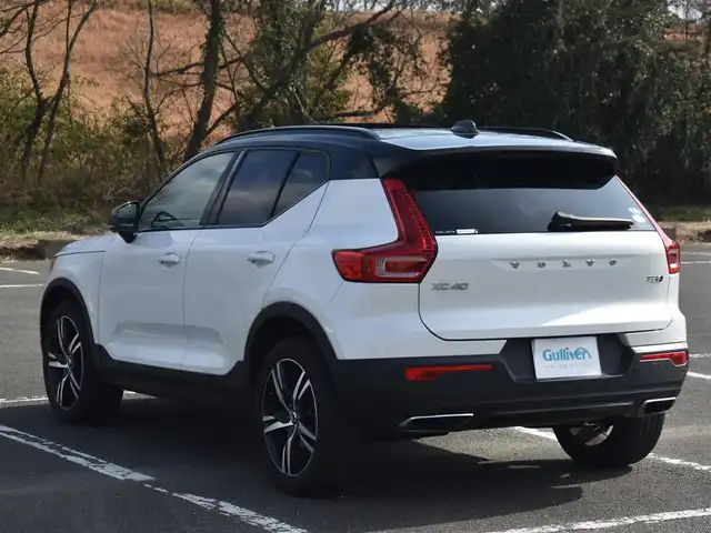 ボルボ ＸＣ４０ T5 AWD Rデザイン 福岡県 2019(平31)年 8.3万km パール 　ボルボXC40　T5 AWD Rデザイン　/純正ナビ/　　フルセグTV/B・T/全方位モニター/パノラマガラスサンルーフ/ハーマンカードンプレミアムサウンドシステム/　　（13スピーカー）/パドルシフト/アダプティブクルーズコントロール/ブラインドスポットモニター/パワーバックドア/パークアシストパイロット/ファインナッパ革/ヌバック　コンビシート/パワーシート/全席シートヒーター/ステアリングヒーター/OP　オレンジ内装/ワイヤレス充電/純正前後ドライブレコーダー/純正19インチアルミホイール/ETC/保証書あり/取扱説明書あり