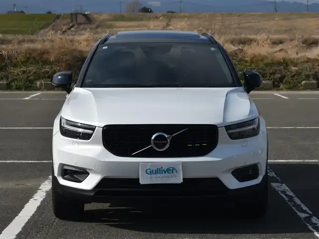 ボルボ ＸＣ４０ T5 AWD Rデザイン 福岡県 2019(平31)年 8.3万km パール 　ボルボXC40　T5 AWD Rデザイン　/純正ナビ/　　フルセグTV/B・T/全方位モニター/パノラマガラスサンルーフ/ハーマンカードンプレミアムサウンドシステム/　　（13スピーカー）/パドルシフト/アダプティブクルーズコントロール/ブラインドスポットモニター/パワーバックドア/パークアシストパイロット/ファインナッパ革/ヌバック　コンビシート/パワーシート/全席シートヒーター/ステアリングヒーター/OP　オレンジ内装/ワイヤレス充電/純正前後ドライブレコーダー/純正19インチアルミホイール/ETC/保証書あり/取扱説明書あり