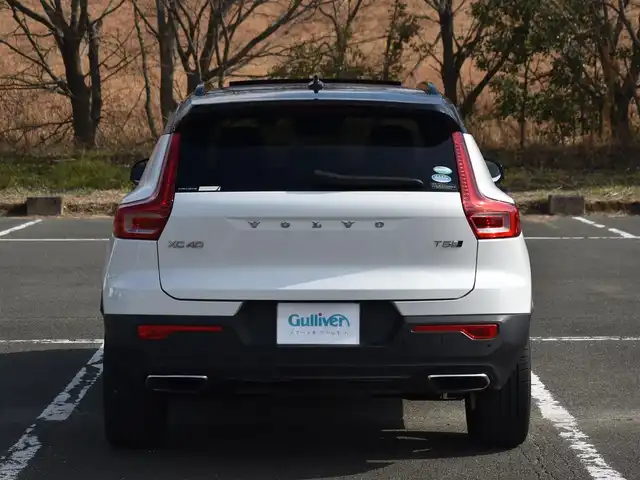 ボルボ ＸＣ４０ T5 AWD Rデザイン 福岡県 2019(平31)年 8.3万km パール 　ボルボXC40　T5 AWD Rデザイン　/純正ナビ/　　フルセグTV/B・T/全方位モニター/パノラマガラスサンルーフ/ハーマンカードンプレミアムサウンドシステム/　　（13スピーカー）/パドルシフト/アダプティブクルーズコントロール/ブラインドスポットモニター/パワーバックドア/パークアシストパイロット/ファインナッパ革/ヌバック　コンビシート/パワーシート/全席シートヒーター/ステアリングヒーター/OP　オレンジ内装/ワイヤレス充電/純正前後ドライブレコーダー/純正19インチアルミホイール/ETC/保証書あり/取扱説明書あり