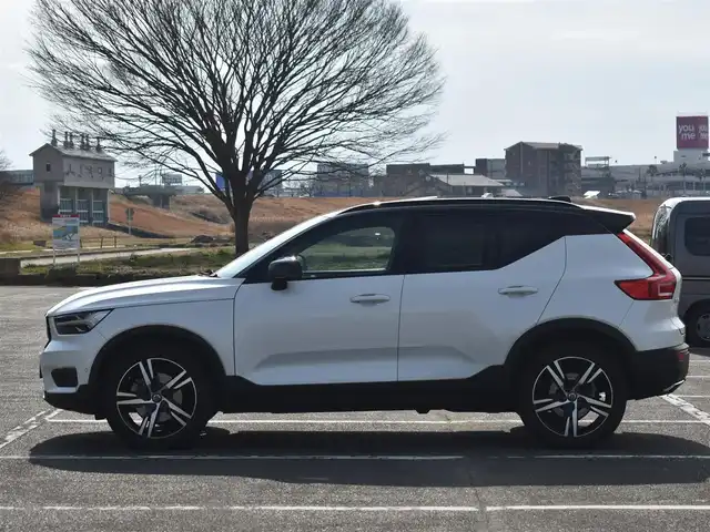 ボルボ ＸＣ４０ T5 AWD Rデザイン 福岡県 2019(平31)年 8.3万km パール 　ボルボXC40　T5 AWD Rデザイン　/純正ナビ/　　フルセグTV/B・T/全方位モニター/パノラマガラスサンルーフ/ハーマンカードンプレミアムサウンドシステム/　　（13スピーカー）/パドルシフト/アダプティブクルーズコントロール/ブラインドスポットモニター/パワーバックドア/パークアシストパイロット/ファインナッパ革/ヌバック　コンビシート/パワーシート/全席シートヒーター/ステアリングヒーター/OP　オレンジ内装/ワイヤレス充電/純正前後ドライブレコーダー/純正19インチアルミホイール/ETC/保証書あり/取扱説明書あり