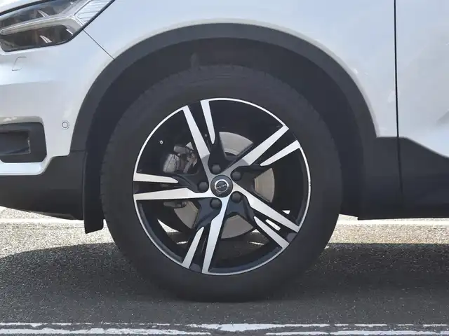 ボルボ ＸＣ４０ T5 AWD Rデザイン 福岡県 2019(平31)年 8.3万km パール 　ボルボXC40　T5 AWD Rデザイン　/純正ナビ/　　フルセグTV/B・T/全方位モニター/パノラマガラスサンルーフ/ハーマンカードンプレミアムサウンドシステム/　　（13スピーカー）/パドルシフト/アダプティブクルーズコントロール/ブラインドスポットモニター/パワーバックドア/パークアシストパイロット/ファインナッパ革/ヌバック　コンビシート/パワーシート/全席シートヒーター/ステアリングヒーター/OP　オレンジ内装/ワイヤレス充電/純正前後ドライブレコーダー/純正19インチアルミホイール/ETC/保証書あり/取扱説明書あり