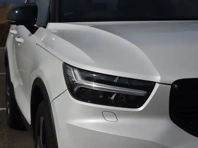 ボルボ ＸＣ４０ T5 AWD Rデザイン 福岡県 2019(平31)年 8.3万km パール 　ボルボXC40　T5 AWD Rデザイン　/純正ナビ/　　フルセグTV/B・T/全方位モニター/パノラマガラスサンルーフ/ハーマンカードンプレミアムサウンドシステム/　　（13スピーカー）/パドルシフト/アダプティブクルーズコントロール/ブラインドスポットモニター/パワーバックドア/パークアシストパイロット/ファインナッパ革/ヌバック　コンビシート/パワーシート/全席シートヒーター/ステアリングヒーター/OP　オレンジ内装/ワイヤレス充電/純正前後ドライブレコーダー/純正19インチアルミホイール/ETC/保証書あり/取扱説明書あり