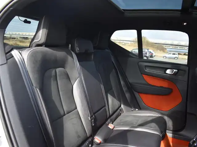 ボルボ ＸＣ４０ T5 AWD Rデザイン 福岡県 2019(平31)年 8.3万km パール 　ボルボXC40　T5 AWD Rデザイン　/純正ナビ/　　フルセグTV/B・T/全方位モニター/パノラマガラスサンルーフ/ハーマンカードンプレミアムサウンドシステム/　　（13スピーカー）/パドルシフト/アダプティブクルーズコントロール/ブラインドスポットモニター/パワーバックドア/パークアシストパイロット/ファインナッパ革/ヌバック　コンビシート/パワーシート/全席シートヒーター/ステアリングヒーター/OP　オレンジ内装/ワイヤレス充電/純正前後ドライブレコーダー/純正19インチアルミホイール/ETC/保証書あり/取扱説明書あり