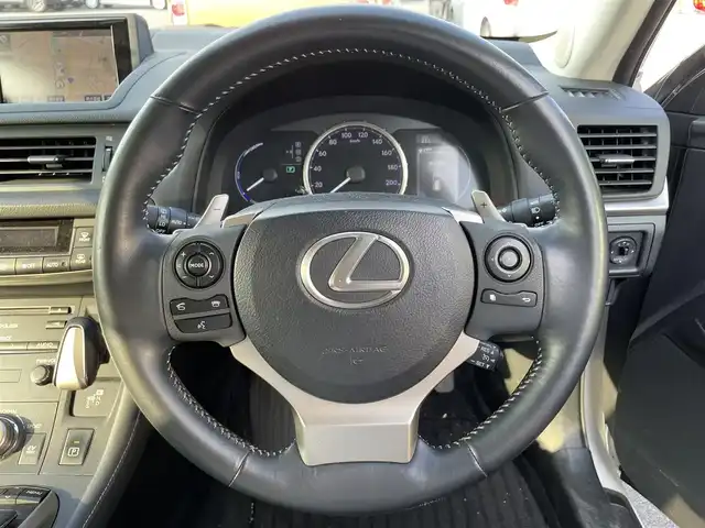 レクサス ＣＴ 200h バージョンL 滋賀県 2014(平26)年 9万km ホワイトパールクリスタルシャイン 禁煙車/純正ナビ/（CD/DVD/フルセグTV/BT/AUX/SD/FM/AM）/バックカメラ/クルーズコントロール/ビルトインETC/パドルシフト/レザーシート/シートヒーター/コーナーセンサー/自動防眩ミラー/プッシュスタート/スマートキー/純正フロアマット/LEDヘッドライト/純正17インチAW