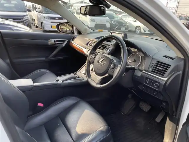 レクサス ＣＴ 200h バージョンL 滋賀県 2014(平26)年 9万km ホワイトパールクリスタルシャイン 禁煙車/純正ナビ/（CD/DVD/フルセグTV/BT/AUX/SD/FM/AM）/バックカメラ/クルーズコントロール/ビルトインETC/パドルシフト/レザーシート/シートヒーター/コーナーセンサー/自動防眩ミラー/プッシュスタート/スマートキー/純正フロアマット/LEDヘッドライト/純正17インチAW
