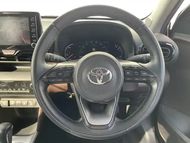 トヨタ ヤリスクロス ハイブリッド Z 熊本県 2021(令3)年 5.4万km ブラックマイカ 純正ディスプレイオーディオ/・ナビキット/・AM/FM/BT/Miracast/・フルセグTV/・テレビキャンセラー/トヨタセーフティセンス/・プリクラッシュセーフティ/・レーントレーシングアシスト/・ブラインドスポットモニター/・リアクロストラフィックアラート/・ロードサインアシスト/・パーキングサポートブレーキ/・オートマチックハイビーム/ハーフレザーシート/D席パワーシート/前席シートヒーター/ETC/電動パーキングブレーキ/革巻きステアリング/ステアリングスイッチ/純正フロアマット/LEDヘッドライト/電動格納ミラー/ウインカーミラー/ドアバイザー/プッシュスタート