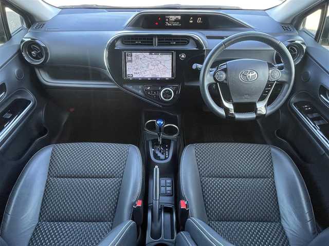 トヨタ アクア クロスオーバー 群馬県 2017(平29)年 6万km ベージュ 純正SDナビ（NSZT-Y66T）/AM/FM/CD/DVD/フルセグTV/SD/Bluetoothオーディオ/バックカメラ/ルーフレール/社外前方ドラレコ（DC-DR41）/ふらつき防止装置/レーンキープアシスト/プリクラッシュセーフティ/先行車発進お知らせ機能/オートライト/レベライザー/ハロゲンヘッドライト/オートマチックハイビーム/電動格納ウインカーミラー/ステアリングスイッチ/プッシュスタート/純正16インチアルミホイール/純正フロアマット/ビルトインETC/ハーフレザーシート/ECOモード/保証書/取扱説明書/スペアキー1本