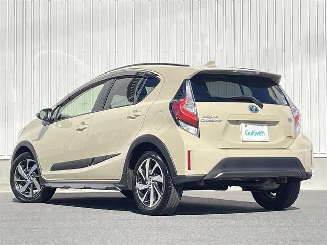 トヨタ アクア クロスオーバー 群馬県 2017(平29)年 6万km ベージュ 純正SDナビ（NSZT-Y66T）/AM/FM/CD/DVD/フルセグTV/SD/Bluetoothオーディオ/バックカメラ/ルーフレール/社外前方ドラレコ（DC-DR41）/ふらつき防止装置/レーンキープアシスト/プリクラッシュセーフティ/先行車発進お知らせ機能/オートライト/レベライザー/ハロゲンヘッドライト/オートマチックハイビーム/電動格納ウインカーミラー/ステアリングスイッチ/プッシュスタート/純正16インチアルミホイール/純正フロアマット/ビルトインETC/ハーフレザーシート/ECOモード/保証書/取扱説明書/スペアキー1本