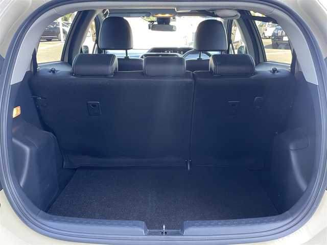 トヨタ アクア クロスオーバー 群馬県 2017(平29)年 6万km ベージュ 純正SDナビ（NSZT-Y66T）/AM/FM/CD/DVD/フルセグTV/SD/Bluetoothオーディオ/バックカメラ/ルーフレール/社外前方ドラレコ（DC-DR41）/ふらつき防止装置/レーンキープアシスト/プリクラッシュセーフティ/先行車発進お知らせ機能/オートライト/レベライザー/ハロゲンヘッドライト/オートマチックハイビーム/電動格納ウインカーミラー/ステアリングスイッチ/プッシュスタート/純正16インチアルミホイール/純正フロアマット/ビルトインETC/ハーフレザーシート/ECOモード/保証書/取扱説明書/スペアキー1本