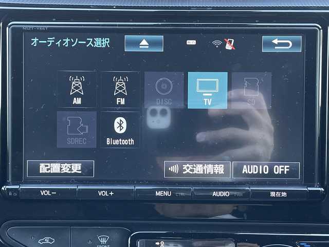 トヨタ アクア クロスオーバー 群馬県 2017(平29)年 6万km ベージュ 純正SDナビ（NSZT-Y66T）/AM/FM/CD/DVD/フルセグTV/SD/Bluetoothオーディオ/バックカメラ/ルーフレール/社外前方ドラレコ（DC-DR41）/ふらつき防止装置/レーンキープアシスト/プリクラッシュセーフティ/先行車発進お知らせ機能/オートライト/レベライザー/ハロゲンヘッドライト/オートマチックハイビーム/電動格納ウインカーミラー/ステアリングスイッチ/プッシュスタート/純正16インチアルミホイール/純正フロアマット/ビルトインETC/ハーフレザーシート/ECOモード/保証書/取扱説明書/スペアキー1本