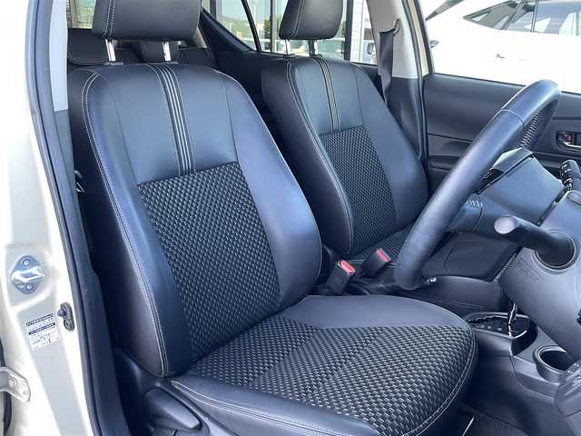 トヨタ アクア クロスオーバー 群馬県 2017(平29)年 6万km ベージュ 純正SDナビ（NSZT-Y66T）/AM/FM/CD/DVD/フルセグTV/SD/Bluetoothオーディオ/バックカメラ/ルーフレール/社外前方ドラレコ（DC-DR41）/ふらつき防止装置/レーンキープアシスト/プリクラッシュセーフティ/先行車発進お知らせ機能/オートライト/レベライザー/ハロゲンヘッドライト/オートマチックハイビーム/電動格納ウインカーミラー/ステアリングスイッチ/プッシュスタート/純正16インチアルミホイール/純正フロアマット/ビルトインETC/ハーフレザーシート/ECOモード/保証書/取扱説明書/スペアキー1本