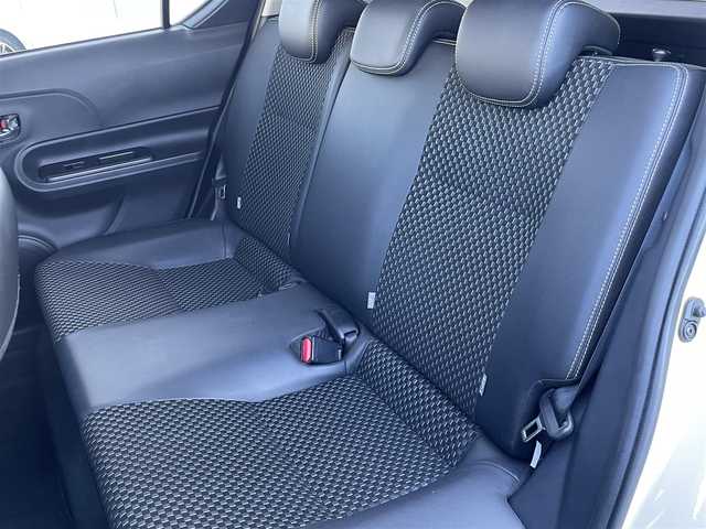 トヨタ アクア クロスオーバー 群馬県 2017(平29)年 6万km ベージュ 純正SDナビ（NSZT-Y66T）/AM/FM/CD/DVD/フルセグTV/SD/Bluetoothオーディオ/バックカメラ/ルーフレール/社外前方ドラレコ（DC-DR41）/ふらつき防止装置/レーンキープアシスト/プリクラッシュセーフティ/先行車発進お知らせ機能/オートライト/レベライザー/ハロゲンヘッドライト/オートマチックハイビーム/電動格納ウインカーミラー/ステアリングスイッチ/プッシュスタート/純正16インチアルミホイール/純正フロアマット/ビルトインETC/ハーフレザーシート/ECOモード/保証書/取扱説明書/スペアキー1本