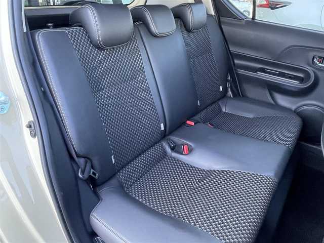 トヨタ アクア クロスオーバー 群馬県 2017(平29)年 6万km ベージュ 純正SDナビ（NSZT-Y66T）/AM/FM/CD/DVD/フルセグTV/SD/Bluetoothオーディオ/バックカメラ/ルーフレール/社外前方ドラレコ（DC-DR41）/ふらつき防止装置/レーンキープアシスト/プリクラッシュセーフティ/先行車発進お知らせ機能/オートライト/レベライザー/ハロゲンヘッドライト/オートマチックハイビーム/電動格納ウインカーミラー/ステアリングスイッチ/プッシュスタート/純正16インチアルミホイール/純正フロアマット/ビルトインETC/ハーフレザーシート/ECOモード/保証書/取扱説明書/スペアキー1本