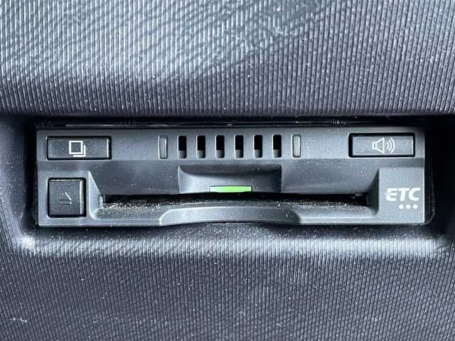 トヨタ アクア クロスオーバー 群馬県 2017(平29)年 6万km ベージュ 純正SDナビ（NSZT-Y66T）/AM/FM/CD/DVD/フルセグTV/SD/Bluetoothオーディオ/バックカメラ/ルーフレール/社外前方ドラレコ（DC-DR41）/ふらつき防止装置/レーンキープアシスト/プリクラッシュセーフティ/先行車発進お知らせ機能/オートライト/レベライザー/ハロゲンヘッドライト/オートマチックハイビーム/電動格納ウインカーミラー/ステアリングスイッチ/プッシュスタート/純正16インチアルミホイール/純正フロアマット/ビルトインETC/ハーフレザーシート/ECOモード/保証書/取扱説明書/スペアキー1本