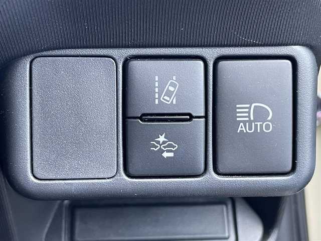 トヨタ アクア クロスオーバー 群馬県 2017(平29)年 6万km ベージュ 純正SDナビ（NSZT-Y66T）/AM/FM/CD/DVD/フルセグTV/SD/Bluetoothオーディオ/バックカメラ/ルーフレール/社外前方ドラレコ（DC-DR41）/ふらつき防止装置/レーンキープアシスト/プリクラッシュセーフティ/先行車発進お知らせ機能/オートライト/レベライザー/ハロゲンヘッドライト/オートマチックハイビーム/電動格納ウインカーミラー/ステアリングスイッチ/プッシュスタート/純正16インチアルミホイール/純正フロアマット/ビルトインETC/ハーフレザーシート/ECOモード/保証書/取扱説明書/スペアキー1本