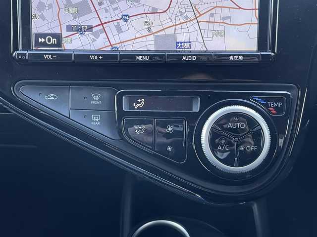 トヨタ アクア クロスオーバー 群馬県 2017(平29)年 6万km ベージュ 純正SDナビ（NSZT-Y66T）/AM/FM/CD/DVD/フルセグTV/SD/Bluetoothオーディオ/バックカメラ/ルーフレール/社外前方ドラレコ（DC-DR41）/ふらつき防止装置/レーンキープアシスト/プリクラッシュセーフティ/先行車発進お知らせ機能/オートライト/レベライザー/ハロゲンヘッドライト/オートマチックハイビーム/電動格納ウインカーミラー/ステアリングスイッチ/プッシュスタート/純正16インチアルミホイール/純正フロアマット/ビルトインETC/ハーフレザーシート/ECOモード/保証書/取扱説明書/スペアキー1本