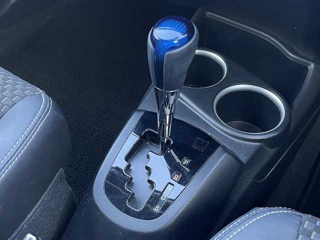 トヨタ アクア クロスオーバー 群馬県 2017(平29)年 6万km ベージュ 純正SDナビ（NSZT-Y66T）/AM/FM/CD/DVD/フルセグTV/SD/Bluetoothオーディオ/バックカメラ/ルーフレール/社外前方ドラレコ（DC-DR41）/ふらつき防止装置/レーンキープアシスト/プリクラッシュセーフティ/先行車発進お知らせ機能/オートライト/レベライザー/ハロゲンヘッドライト/オートマチックハイビーム/電動格納ウインカーミラー/ステアリングスイッチ/プッシュスタート/純正16インチアルミホイール/純正フロアマット/ビルトインETC/ハーフレザーシート/ECOモード/保証書/取扱説明書/スペアキー1本