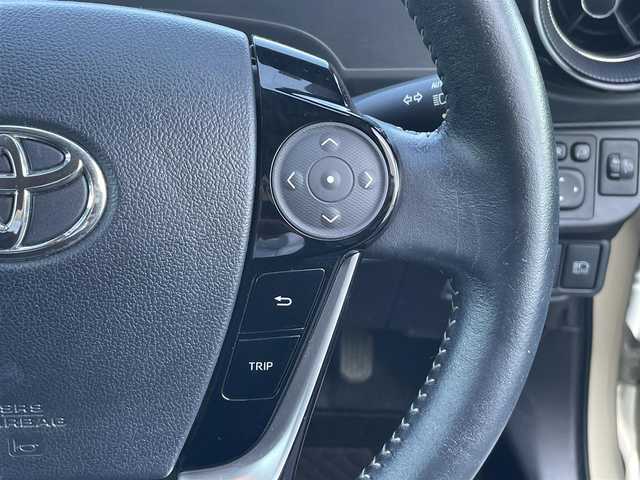 トヨタ アクア クロスオーバー 群馬県 2017(平29)年 6万km ベージュ 純正SDナビ（NSZT-Y66T）/AM/FM/CD/DVD/フルセグTV/SD/Bluetoothオーディオ/バックカメラ/ルーフレール/社外前方ドラレコ（DC-DR41）/ふらつき防止装置/レーンキープアシスト/プリクラッシュセーフティ/先行車発進お知らせ機能/オートライト/レベライザー/ハロゲンヘッドライト/オートマチックハイビーム/電動格納ウインカーミラー/ステアリングスイッチ/プッシュスタート/純正16インチアルミホイール/純正フロアマット/ビルトインETC/ハーフレザーシート/ECOモード/保証書/取扱説明書/スペアキー1本