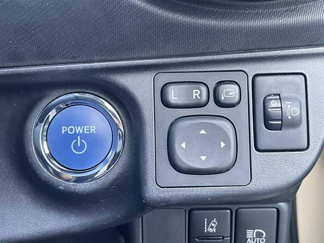 トヨタ アクア クロスオーバー 群馬県 2017(平29)年 6万km ベージュ 純正SDナビ（NSZT-Y66T）/AM/FM/CD/DVD/フルセグTV/SD/Bluetoothオーディオ/バックカメラ/ルーフレール/社外前方ドラレコ（DC-DR41）/ふらつき防止装置/レーンキープアシスト/プリクラッシュセーフティ/先行車発進お知らせ機能/オートライト/レベライザー/ハロゲンヘッドライト/オートマチックハイビーム/電動格納ウインカーミラー/ステアリングスイッチ/プッシュスタート/純正16インチアルミホイール/純正フロアマット/ビルトインETC/ハーフレザーシート/ECOモード/保証書/取扱説明書/スペアキー1本